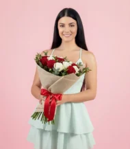 Bouquet-de-15-rosas-rojas-y-blancas-con-modelo