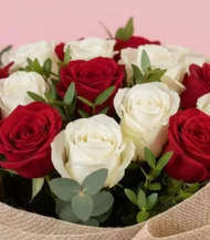 Bouquet-de-15-rosas-rojas-y-blancas-detalles