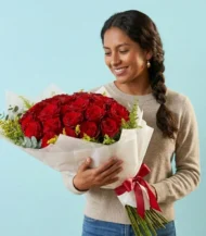 ramo-de-rosas-rojas-con-modelo
